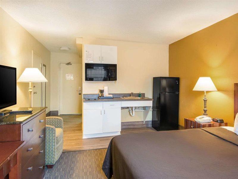 Suburban I-95 Hotel 2*