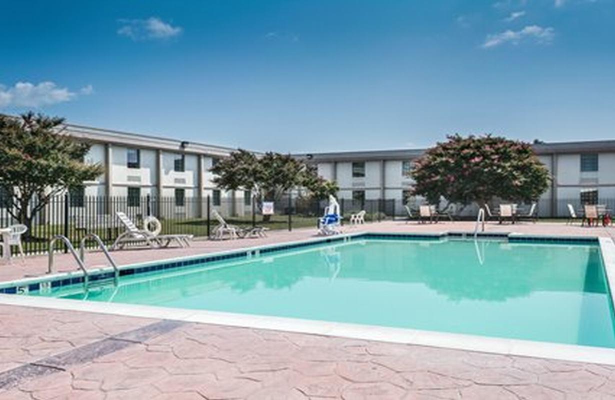 Suburban I-95 Hotel 2*