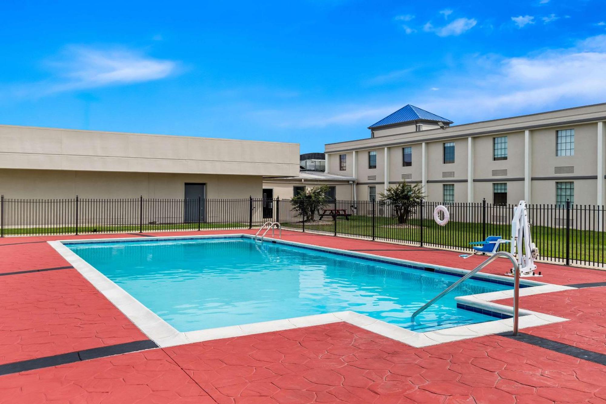 Suburban I-95 Hotel 2*