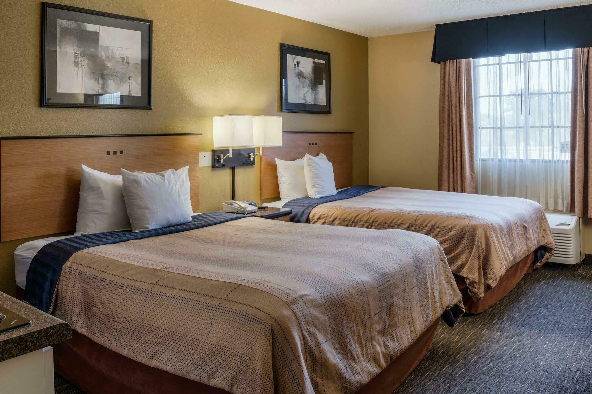 Suburban I-95 Hotel 2*